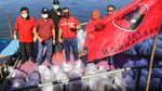 Aksi Tebar Ikan di Kali Pesanggrahan