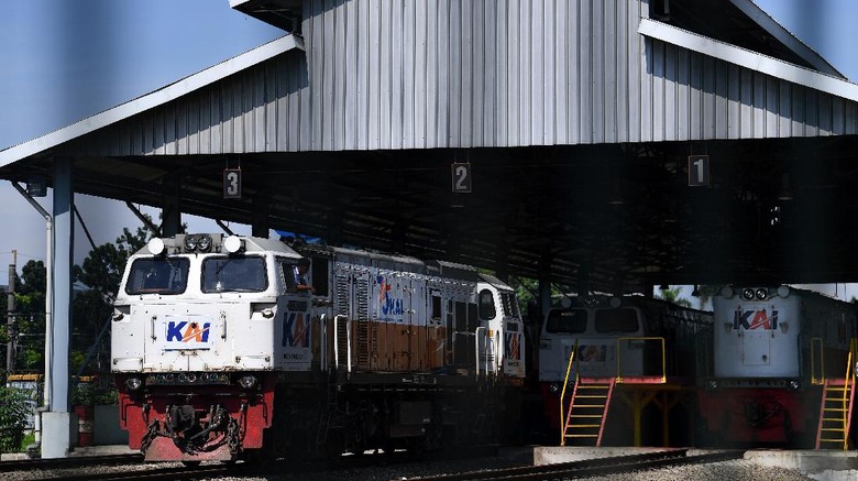 DEPO KERETA API TERBESAR DI INDONESIA ADA DI CIPINANG Pekerja membersihkan rumput di Depo Cipinang, Jakarta Timur, Minggu (21/3/2021). Kementerian Perhubungan menyatakan Depo Cipinang merupakan depo kereta api terbesar di Indonesia yang memiliki 28 jalur kereta, mampu merawat 144 lokomotif dan 120 gerbong kereta per hari serta dibangun di atas lahan seluas sembilan hektare dengan biaya hampir Rp500 miliar. ANTARA FOTO/Sigid Kurniawan/wsj.