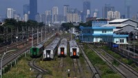 Sejumlah gerbong kereta terparkir di kawasan Depo Cipinang, Jakarta Timur, Minggu (21/3/2021).