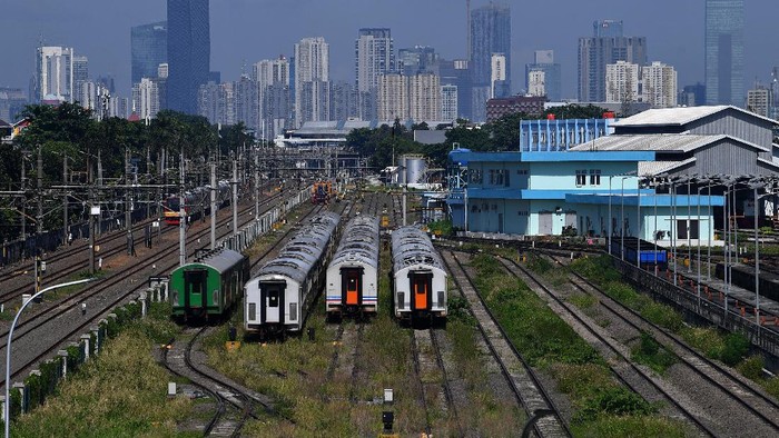 DEPO KERETA API TERBESAR DI INDONESIA ADA DI CIPINANG Pekerja membersihkan rumput di Depo Cipinang, Jakarta Timur, Minggu (21/3/2021). Kementerian Perhubungan menyatakan Depo Cipinang merupakan depo kereta api terbesar di Indonesia yang memiliki 28 jalur kereta, mampu merawat 144 lokomotif dan 120 gerbong kereta per hari serta dibangun di atas lahan seluas sembilan hektare dengan biaya hampir Rp500 miliar. ANTARA FOTO/Sigid Kurniawan/wsj.