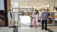 William Firman - Managing Director IUIGA Indonesia, Meri Ui - Executive Director Atome Indonesia dan Bayu Tunggul Aji - General Manager Mall Operation, saat resmikan gerai ke-3 di AEON Sentul City.