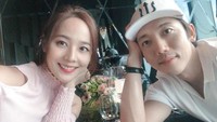 Momen romantisnya bersama suami di salah satu restoran juga pernah diabadikan oleh Eugene. Foto: Instagram @eugene810303