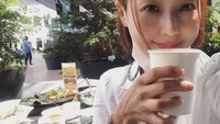 Eugene juga suka kulineran di restoran. Begini momen manisnya saat menikmati segelas kopi hangat. Foto: Instagram @eugene810303