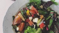 Ibu dua anak ini juga hobi memasak. Salad yang segar ini jadi santapan favoritnya. Foto: Instagram @eugene810303