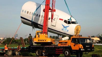 Evakuasi Trigana Air yang Tergelincir di Halim, Badan Pesawat Dipotong