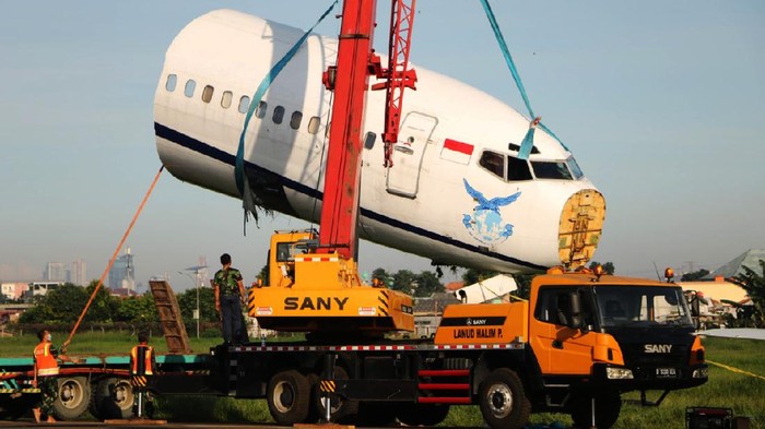 Pesawat kargo Trigana Air PK-YSF yang tergelincir di landasan pacu Bandara Halim Perdanakusuma, Jakarta, tengah dievakuasi. Badan pesawat dipotong menjadi beberapa bagian.