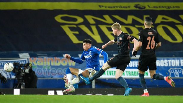 LIVERPOOL, ENGLAND - MARCH 20: Kevin De Bruyne of Manchester City  scores their team's second goal under pressure from Ben Godfrey of Everton  during The Emirates FA Cup Quarter Final match between Everton v Manchester City at Goodison Park on March 20, 2021 in Liverpool, England. Sporting stadiums around the UK remain under strict restrictions due to the Coronavirus Pandemic as Government social distancing laws prohibit fans inside venues resulting in games being played behind closed doors.  (Photo by Peter Powell - Pool/Getty Images)