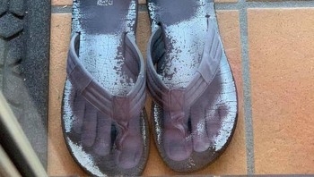 Saya berdiri di pantulan jendela kaca dan foto sendal ini jadi terlihat dipakai hantu. Foto: Brightside