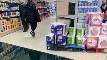 Seperti ada dua foto jadi satu,  tapi sebenarnya itu adalah sumur Viking dan batu di bawah toko lokal. Foto: Brightside