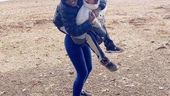 Bisa jelaskan siapa yang menggendong? Foto: Brightside