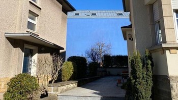 Sebuah atap tampak mengapung di awan. Foto: Brightside