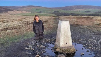 Celananya berkamuflase dengan bebatuan. Foto: Brightside