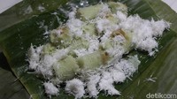 Aroma kue putu saat dikukus begitu menggugah selera. Kue putu dikukus dalam potongan bambu. Foto: Luthfi Baihaqy/detikcom