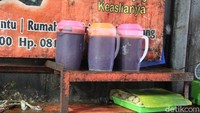 Pendampingnya adalah saus gula merah atau juruh yang kental manis mirip karamel. Foto: Luthfi Baihaqy/detikcom