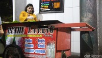 Disebut legendaris karena racikan putu di sini sudah ada sejak 1935. Puthu Lanang dirintis Ibu Supiah dan kini diteruskan generasi selanjutnya, Rini. Foto: Luthfi Baihaqy/detikcom