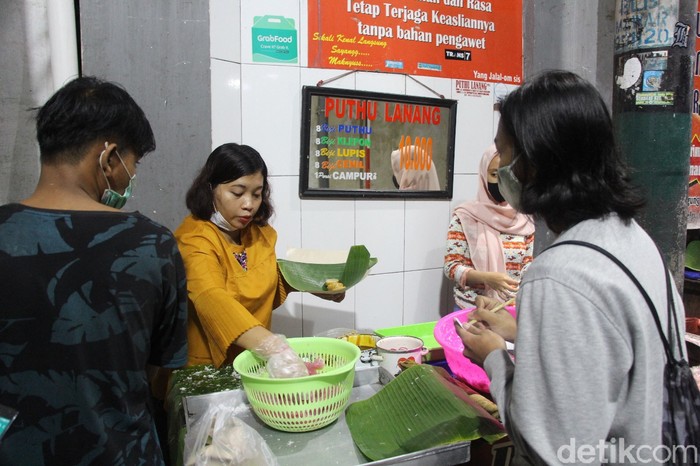Puthu Lanang Malang antrean pembeli kue putu