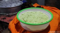 Menu andalannya adalah kue putu. Diracik dari tepung beras yang diselep atau ditumbuk sendiri. Foto: Luthfi Baihaqy/detikcom