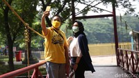 Pengunjung tampak berswafoto di Hutan Kemayoran.