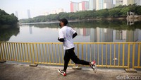 Pengunjung juga bisa berolahraga dengan mengitari danau Hutan Kemayoran.