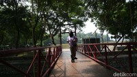 Sejumlah warga mengunjungi ruang terbuka hijau (RTH) di Hutan Kemayoran, Jakarta, Sabtu (20/3/2021).