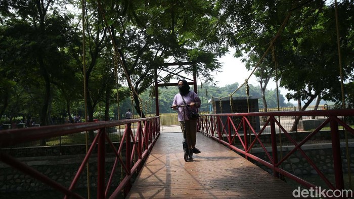 Hutan Kemayoran Wisata Alternatif Ibu Kota Hutan Kemayoran, Jakarta, bisa menjadi alternatif wisata di masa Pemberlakuan Pembatasan Kegiatan Masyarakat (PPKM). Yuk kita lihat kondisinya.
