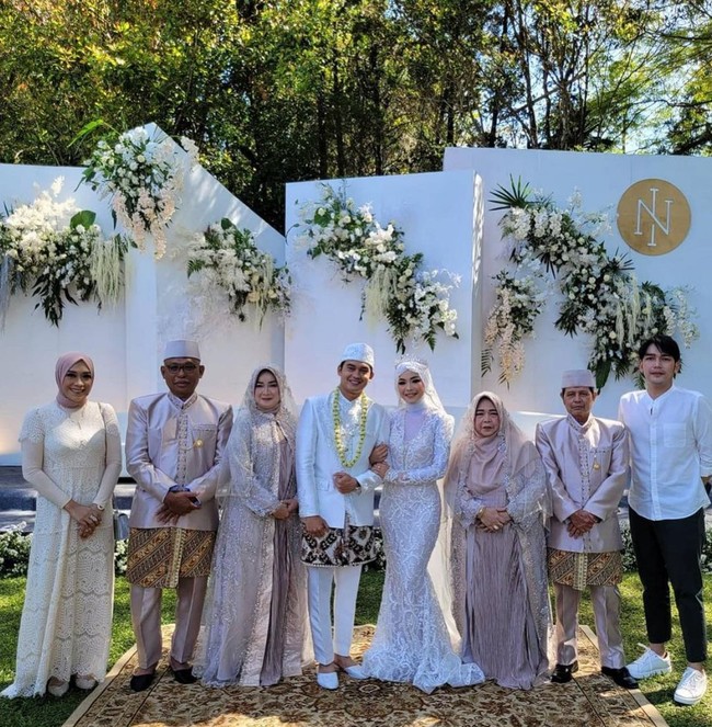 Ikbal dan Novia mengaku tidak pernah pacaran karena dijodohkan oleh kedua orangtuanya. Mereka baru tiga kali bertemu. Dan pertamakali berkenalan pada Hari Raya Idul Adha 2020. Keduanya sudah mempunyai niat serius dan keluarga yang merancang acara hingga lancar.  Foto: Instagram: @ikbalicious_ofc.