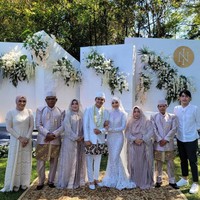 Ikbal dan Novia mengaku tidak pernah pacaran karena dijodohkan oleh kedua orangtuanya. Mereka baru tiga kali bertemu. Dan pertamakali berkenalan pada Hari Raya Idul Adha 2020. Keduanya sudah mempunyai niat serius dan keluarga yang merancang acara hingga lancar.  Foto: Instagram: @ikbalicious_ofc.