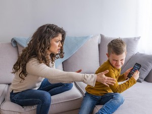 Psikolog Beri Tips Atasi Kecanduan Gadget karena Sekolah Online, Ortu Simak Ya!