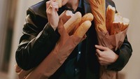 Dilihat dari Instagramnya, Jackson Wang sering mengunggah banyak momen. Termasuk juga momen kuliner, seperti yang tampak pada foto ini ia tengah asyik menikmati roti. Foto: Instagram @jacksonwang852g7