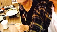Jackson Wang juga pernah mengajak temannya untuk kulineran bareng. Seperti momen ini, ia mengajak temannya saat makan ramen. Foto: Instagram @jacksonwang852g7