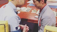 Begitu pun dengan gaya, ini, momen makan bareng bersama temannya ini terlihat kocak. Mereka berpose dengan saling menghadap satu sama lain. Foto: Instagram @jacksonwang852g7