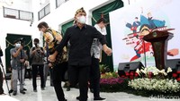 Usai memberikan sambutan, Teten bersama tiga orang perwakilan undangan melakukan permainan tradisional Perepet Jengkol. Dengan diiringi lagu, Teten menari-nari, berputar melakukan gerakan permainan tradisional itu.