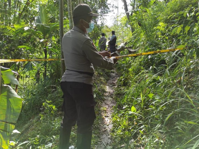 Kakek di Pasuruan ditemukan tewas istrinya. Korban menderita luka di bagian kepala diduga korban pembunuhan.