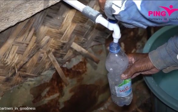 kakek pemulung bawa bekal minum air keran