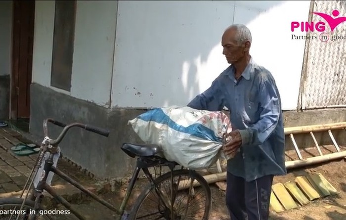 kakek pemulung bawa bekal minum air keran