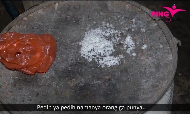 kakek pemulung bawa bekal minum air keran