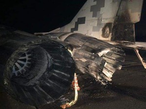 Duh! Pria Mabuk Nyetir Mobil Tabrak Jet Tempur