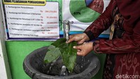 Setelah dipetik daun tersebut kemudian dicuci dan digiling.