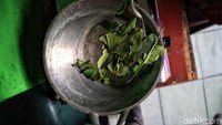 Adapun setelah keluar dari gilingan, daun yang terpotong menjadi kecil kemudian di sangrai atau digoreng menggunakan penggorengan dari bahan tanah. Proses sangrai harus dilakukan dua kali, agar kualitas yang tersaji dalam teh berwarna kemerahan.