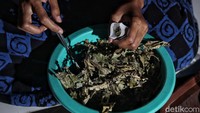 Setelah  disangrai dua, kemudian dijemur (hingga sedikit kering) terus diayak, dan masukan ke dalam kemasan celup.