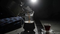 Salah satu desa di Kabupaten Demak, yakni Desa Lempuyang, Kecamatan Wonosalam berhasil menyulap daun jambu itu jadi teh secara manual. Hal itu bermula saat kepala desa setempat menyadari akan potensi jambu yang tidak selalu panen setiap saat di desanya.