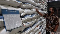 Menurut data Perum Bulog Kantor Cabang Bandung stok cadangan beras pemerintah (CBP) di gudang ini sebanyak 833.250 kilogram.