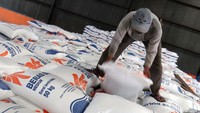 Sebelumnya, Menteri Perdagangan Muhammad Lutfi mengungkapkan stok beras di Perum Bulog saat ini tak mencapai 500.000 ton. Padahal, seharusnya di Perum Bulog itu tersedia stok antara 1-1,5 juta ton beras setiap tahunnya. Hal inilah yang mendorong rencana impor.