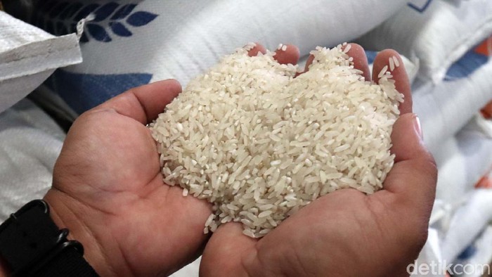 Rencana impor beras oleh mendapat penolakan oleh sejumlah pihak, termasuk dari Dirut Perum Bulog. Yuk kita lihat stok beras Bulog di gudang Cimahi, Jawa Barat.
