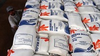 Pekerja tengah beraktivitas di gudang Bulog di Cimahi, Jabar, Minggu (21/3/2021).