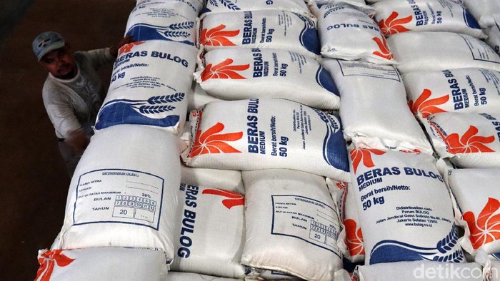 Melihat Stok Beras Perum Bulog di Gudang Cimahi Rencana impor beras oleh mendapat penolakan oleh sejumlah pihak, termasuk dari Dirut Perum Bulog. Yuk kita lihat stok beras Bulog di gudang Cimahi, Jawa Barat.