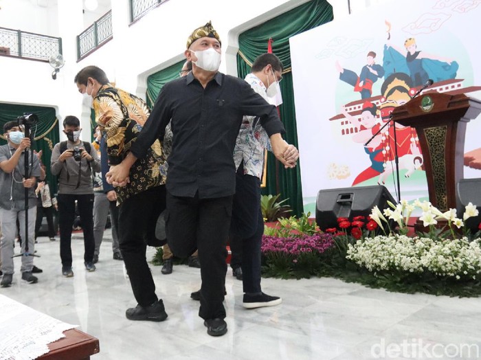 Menkop UKM Teten Masduki membuka kegiatan JAFEST 2021 di Bandung