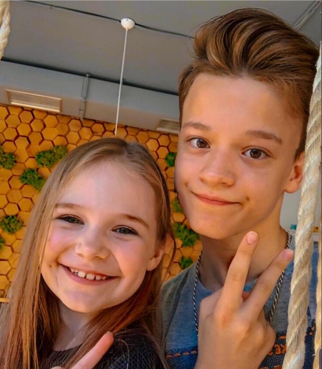 Mila dan Pavel kini telah tinggal bersama di Kyiv, Ukraina. Menurut situs berita lokal Kyiv VGorode, orangtua remaja laki-laki mengatakan bahwa mereka melihat tidak ada yang salah dengan hal tersebut. Justru mendorong anak-anak di bawah umur untuk hidup bersama. Foto: dok. Instagram