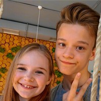 Mila dan Pavel kini telah tinggal bersama di Kyiv, Ukraina. Menurut situs berita lokal Kyiv VGorode, orangtua remaja laki-laki mengatakan bahwa mereka melihat tidak ada yang salah dengan hal tersebut. Justru mendorong anak-anak di bawah umur untuk hidup bersama. Foto: dok. Instagram