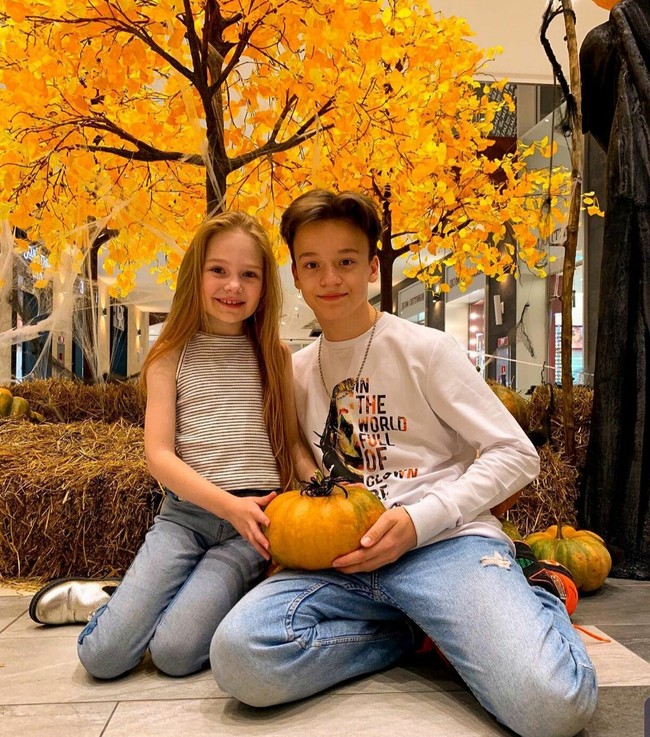 Ini pasangan selebgram yang jadi kontroversi karena keduanya melangsungkan pernikahan. Hubungan keduanya pun mendapatkan persetujuan dari orangtua masing-masing. Foto: dok. Instagram